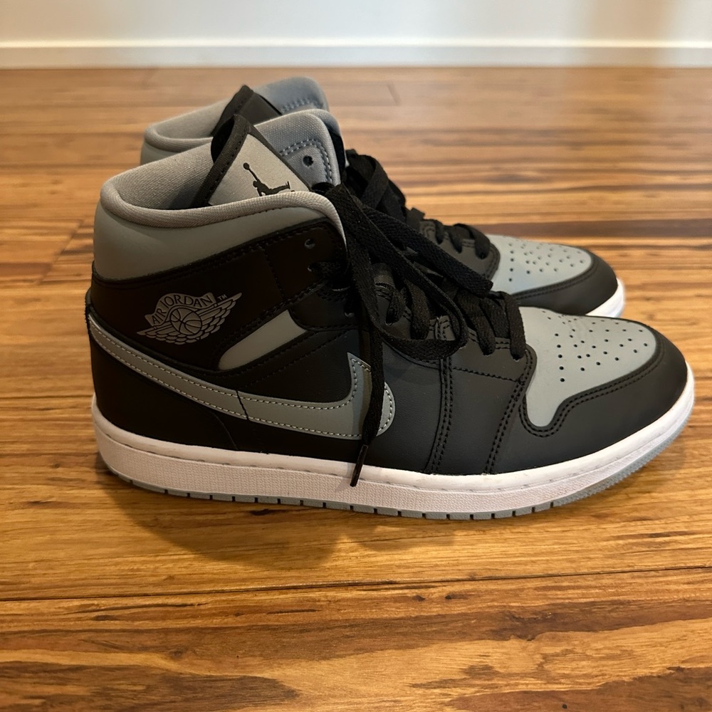 Air Jordan 1 Mid Women's Shoes
Style#: BQ6472‌-‌007
Size: 9.5